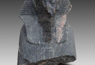 Statuenfragment einer Sphinx des Königs Amenemhat III