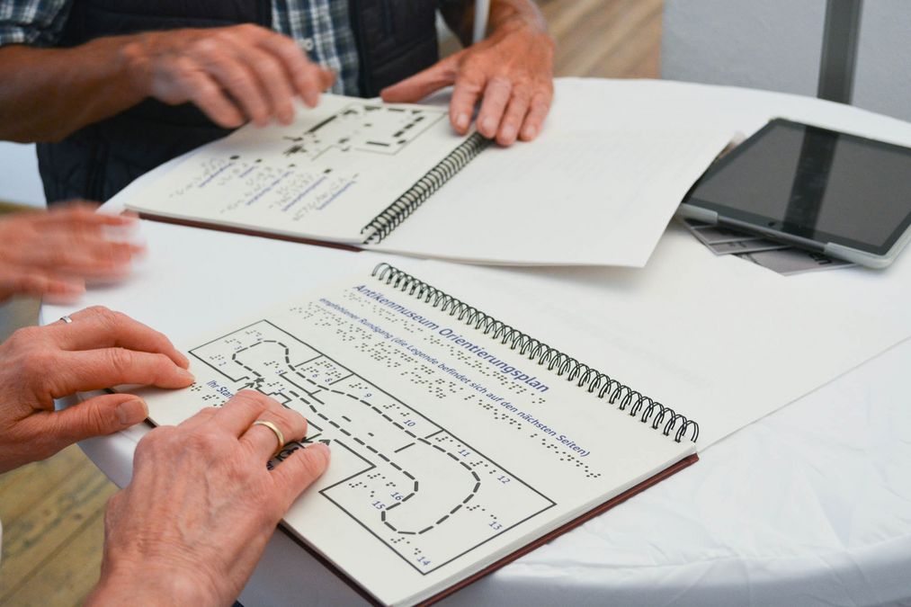 zur Vergrößerungsansicht des Bildes: Besucher:innen beim „Museum für alle"-Projekt, Foto: Mandy Putz