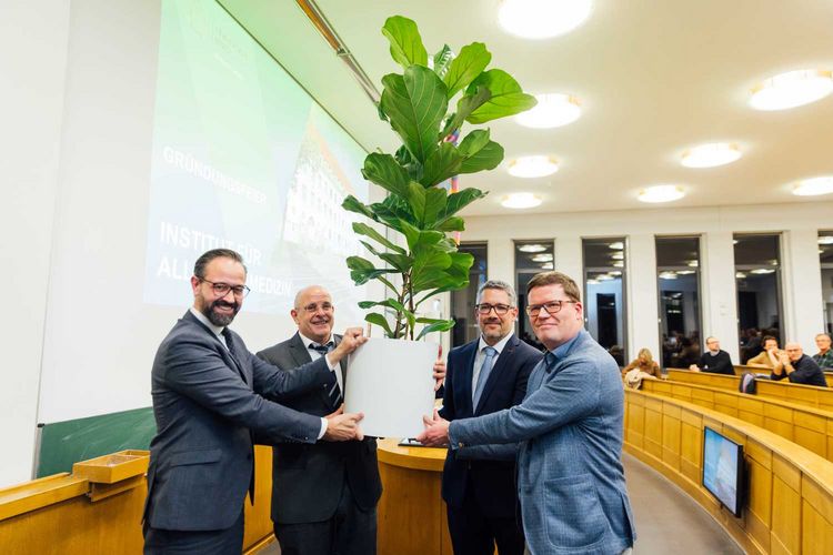 v.l.n.r.: Wissenschaftsminister Sebastian Gemkow und Dekan Prof. Dr. Ingo Bechmann gratulierten Direktor Prof. Dr. Markus Bleckwenn und Stellvertreter Dr. Stefan Lippmann zur Institutsgründung mit einem symbolischen Bäumchen für Wachstum und Entwicklung.