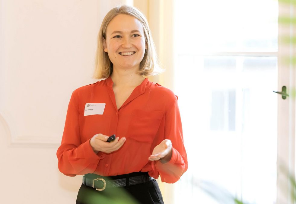 zur Vergrößerungsansicht des Bildes: Isabel Gebhardt bei ihrem Vortrag