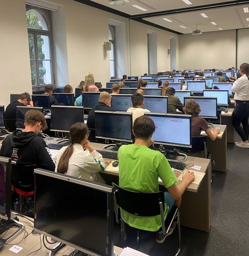 Zu sehen sind ukrainische Schüler:innen in einem Computerpool in der Albertina.