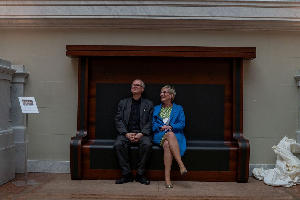 zur Vergrößerungsansicht des Bildes: Ulrich Johannes Schneider und Charlotte Bauer sitzen auf der "Schneider-Bank" in der Bibliotheca Albertina - einem Abschiedsgeschenk für den schneidenden UBL-Direktor. 