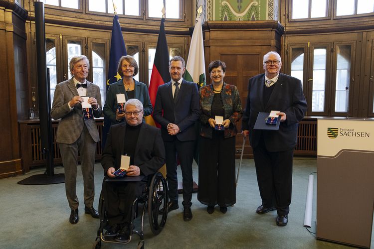 Sachsen Ministerpräsident Michael Kretschmer (Mitte) überreichte den Verdienstorden der Bundesrepublik Deutschland. Prof. Dr. Ina Nitscke (2.v.r.) wurde für ihre Lebensleistung in der Zahnmedizin geehrt.