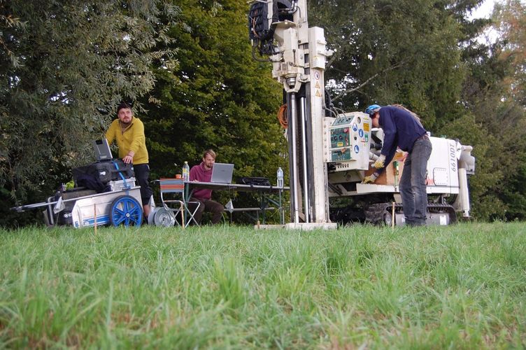 Sondierungen mit der Direct-Push-Technologie im Bereich der jungsteinzeitlichen Siedlung Pestenacker. Im Hintergrund werden bereits die ersten Ergebnisse analysiert.