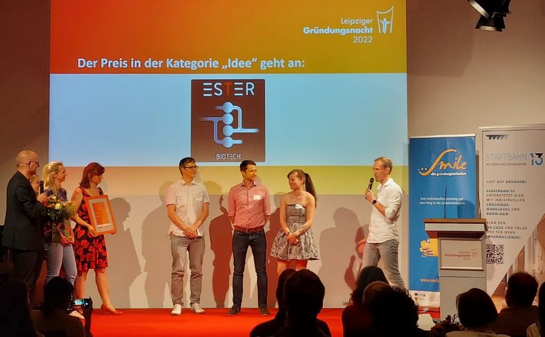 Das Team um Dr. Ronny Frank gewinnt zur Leipziger Gründungsnacht 2022 mit einem selbstentwickeltem Messverfahren zur Beschleunigung der künstlichen Evolution von plastikabbauenden Enzymen den Publikumspreis für beste Geschäftsidee. 