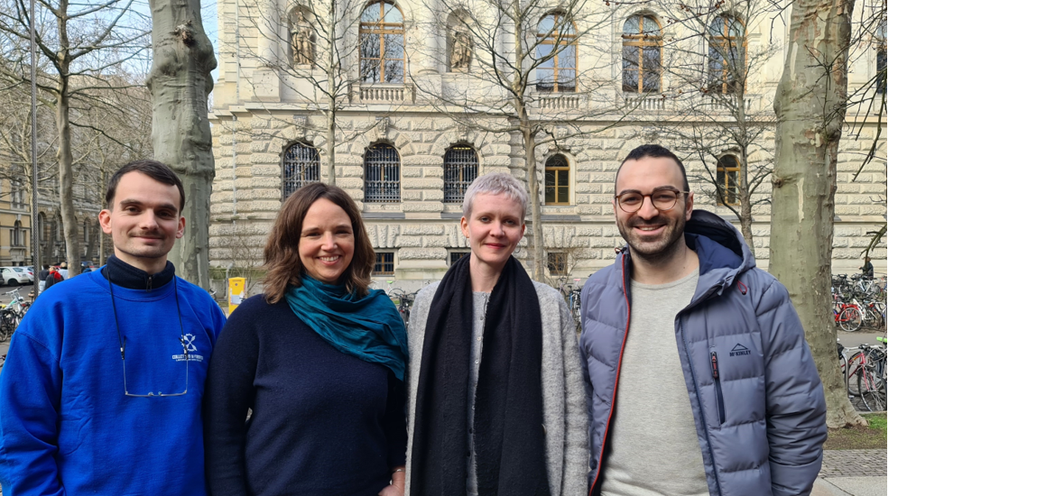 Das Bild zeigt das Projektteam bestehend aus Nicolas Rother, Katrin Hahn-Laudenberg, Nina Simon und Korcan Yeşil. Im Hintergrund ist ein Gebäude sichtbar.