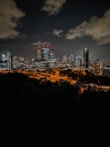 Ausblick von Berg auf beleuchtete Stadt bei Nacht