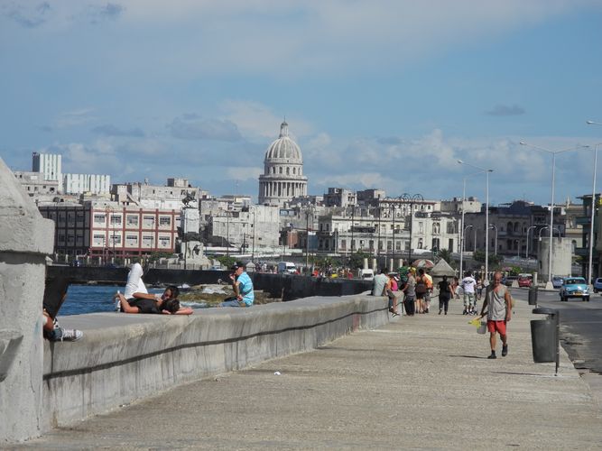 Zu sehen ist die Uferpromenade Malecón und einige Gebäude im Hintergrund. Besonders sticht das Capitolio hervor.