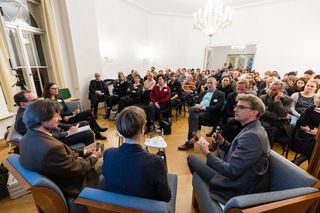 Foto einer Podiumsdiskussion in der Villa Tillmanns vom LeipzigLab