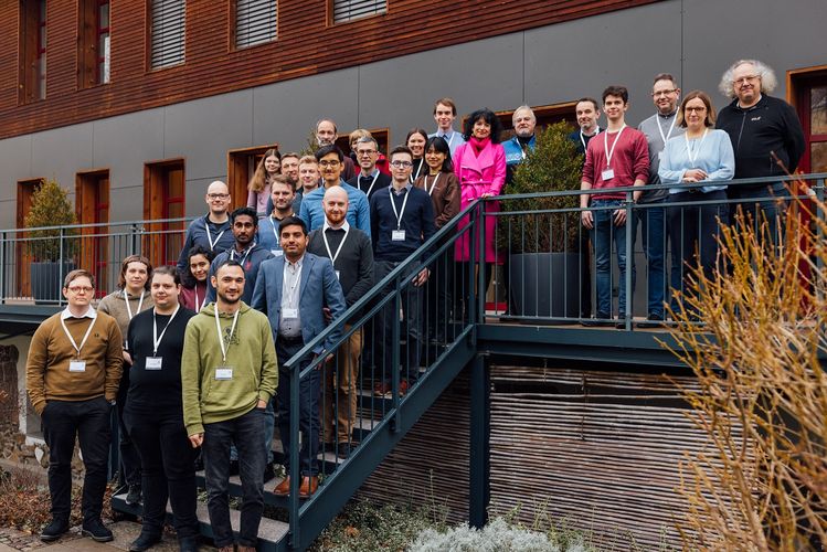 Gruppenfoto mit Doktoranden und Wissenschaftlern