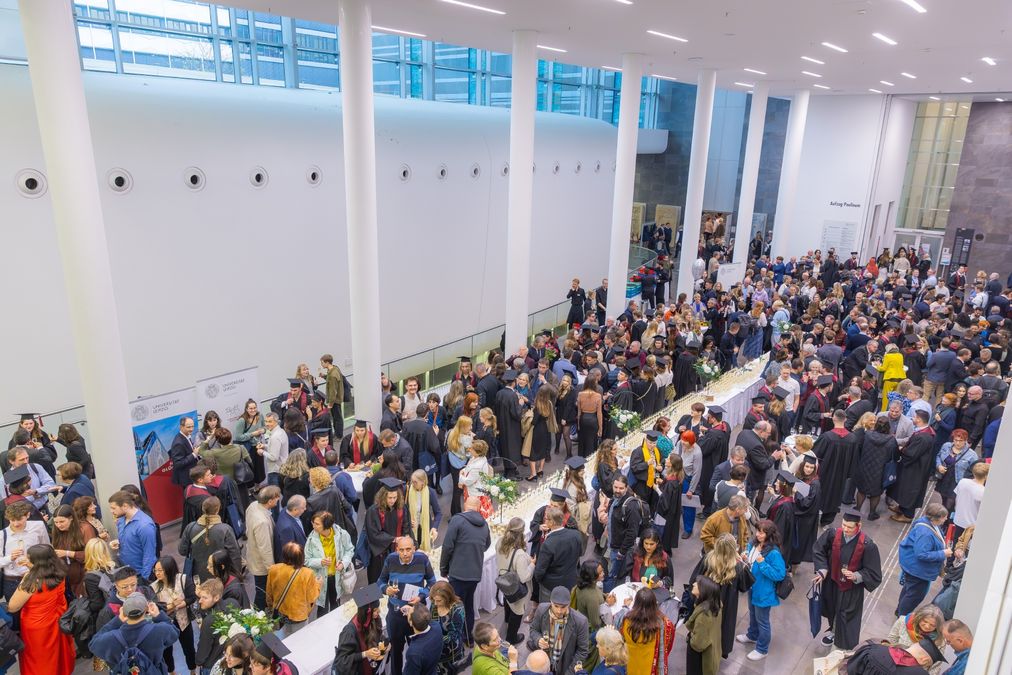 zur Vergrößerungsansicht des Bildes: Viele Menschen im Neuen Augusteum