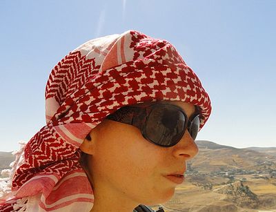 Poträt von Elyze Zomer in der Wüste, Foto: privat