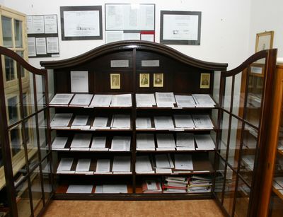Ein Schrank voller historischer Dokumente und Instrumente aus der veterinärmedizinhistorischen Sammlung