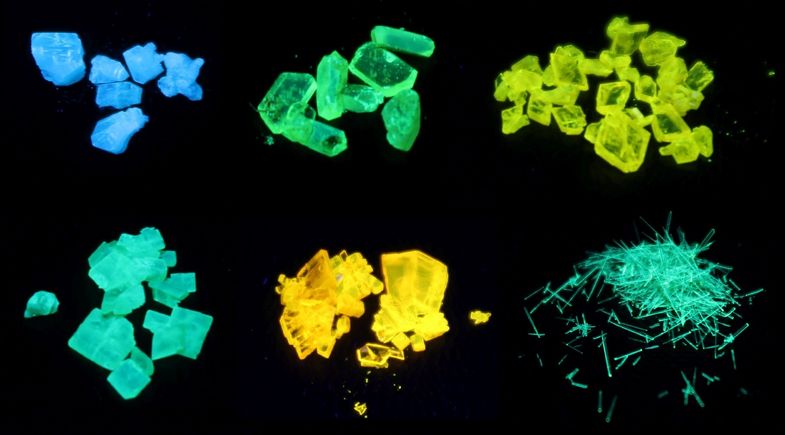 Ausgewählte Kristalle Phosphol-basierter Materialien unter UV-Licht.