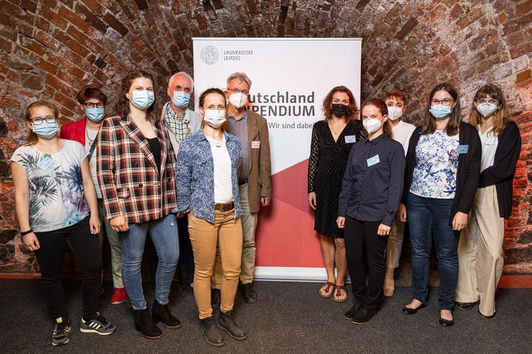 Das Bild zeigt Veterinärmedizin-Studierende und ihre Deutschlandstipendium-Förderer.