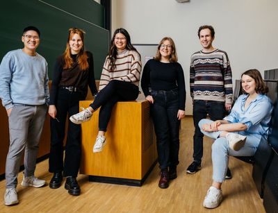 Gruppenbild der Studienbotschafter:innen im Hörsaal, Foto: Christian Hüller