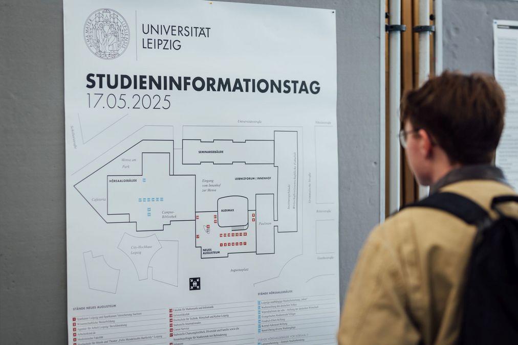 zur Vergrößerungsansicht des Bildes: Foto: Ein Besucher schaut auf den Lageplan, um sich auf dem Gelände zu orientieren.