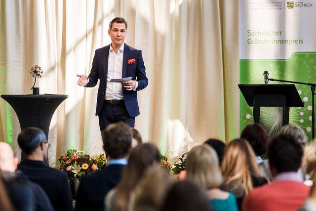 zur Vergrößerungsansicht des Bildes: Georg Teichert moderiert den Sächsischen Gründerinnenpreis