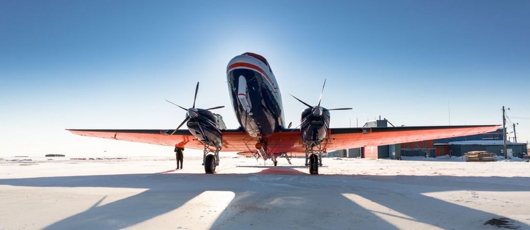 Frontalansicht eines AWI Forschungsflugzeuges beim Stop in Barrow, Alaska. Foto: Stefan Hendricks / Alfred-Wegener-Institut