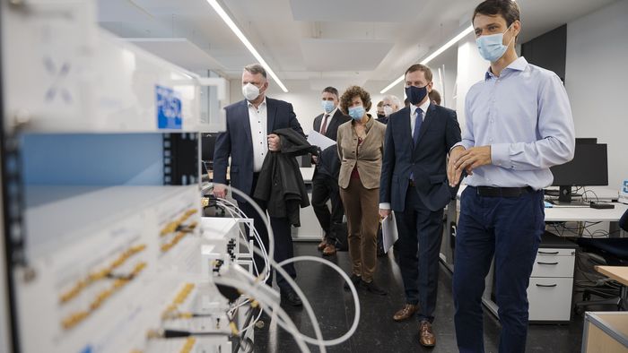 Auf dem Bild sind Prof. Dr. Beate Schücking, Ministerpräsident Michael Kretschmer und Prof. Dr. Ursula M. Staudinger im regen Austausch mit Leitung der ETH Zürich, hier mit Prof. Dr. Detlef Günther, Vizepräsident für Forschung zu sehen.