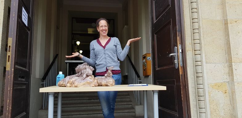 Dr. Dora Bernigau verteilte "Tierknochen-Care-Pakete" an Studierende. Foto: Veterinär-Anatomisches Institut