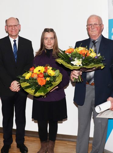 Stiftungsvertreter Peter Hunger und Uni-Prof. Dr. Kurt Engeland gratulieren Dr. Sigrid Uxa zum Helga-Reifert-Stiftungspreis.