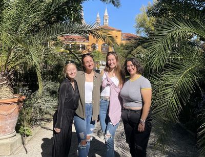 vier Studentinnen der Uni Leipzig stehen zusammen im Sonnenschein im Botanischen Garten Paduas, Italien