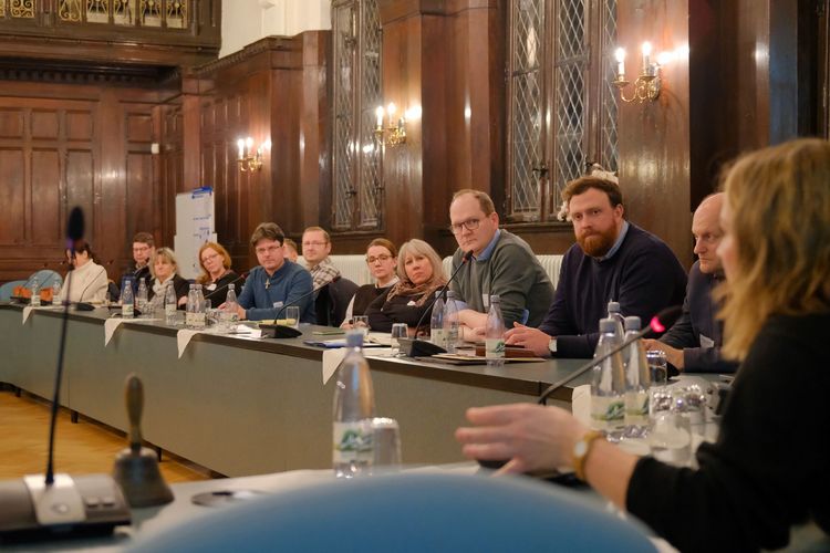 Forschende der Universität Leipzig im Dialog mit der Stadtverwaltung Weißenfels (im Januar 2024 im Ratssaal Weißenfels). Foto: Justus Wenke/Universität Leipzig