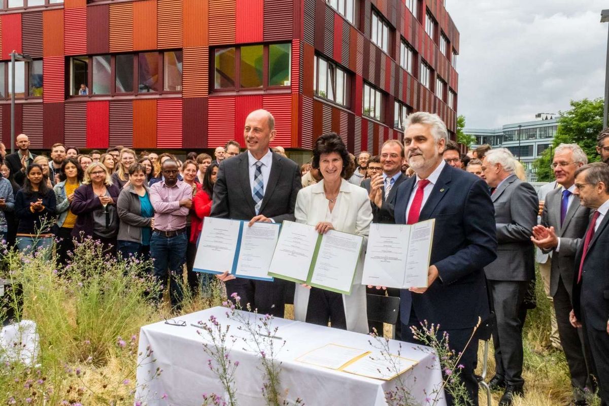 zur Vergrößerungsansicht des Bildes: Die sächsische Wissenschaftsministerin Dr. Eva-Maria Stange (Mitte) und die Wissenschaftsminister von Sachsen-Anhalt, Prof. Dr. Armin Willingmann (rechts) und Thüringen, Wolfgang Tiefensee, unterzeichneten die Erklärung zur Verlängerung von iDiv. 