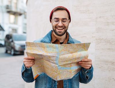 Mann, der auf Stadtplan schaut