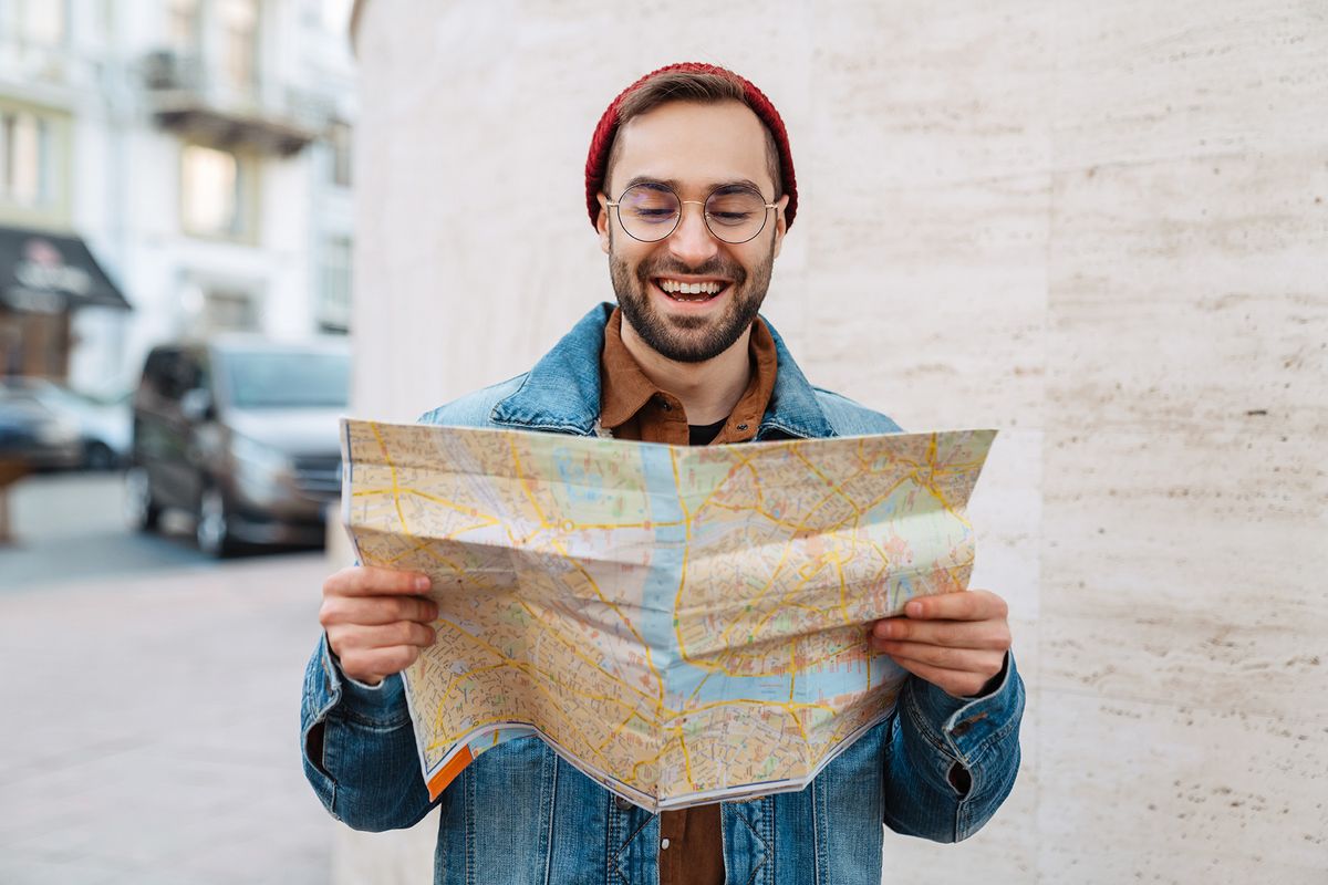 enlarge the image: Mann, der auf Stadtplan schaut