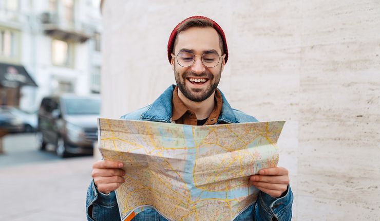 Mann, der auf Stadtplan schaut