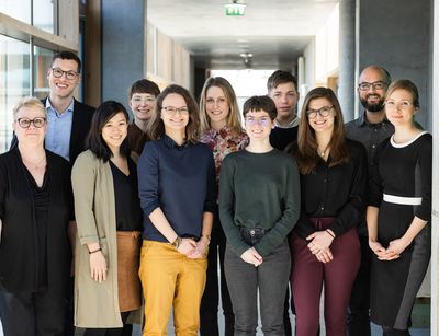 Zu sehen ist das Team von MetaKLuB: Bärbel Nöldner, Jonas Kellner (ehemaliger Mitarbeiter), Thi Huyen Trang Le, Justina Fink, Lea Fobel, Alexandra Mehnert, Esther Benning, Jérôme Buske, Malin Nissen, Martin Büdel, Nina Kolleck, Foto: Christian Hüller