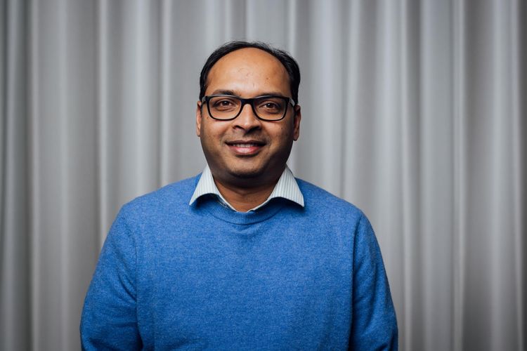 Dr. Rohan Karande, Leiter des Forschungsprojekts REPLACER am Forschungs- und Transferzentrum b-ACTmatter der Universität Leipzig