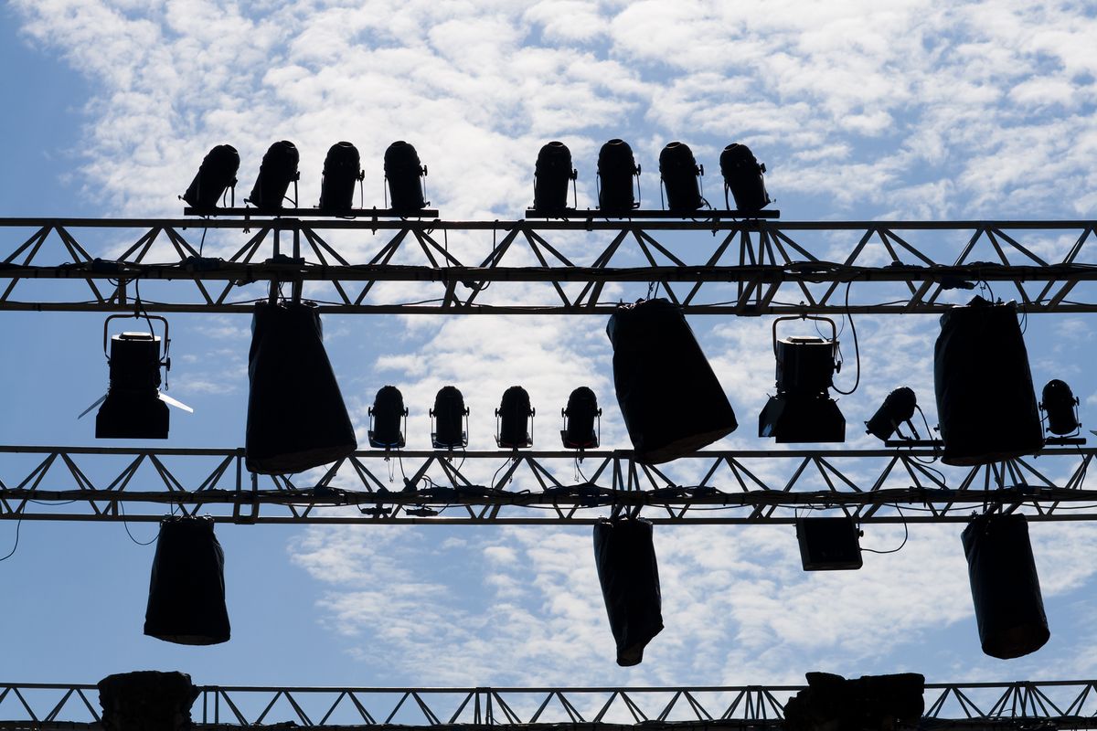 zur Vergrößerungsansicht des Bildes: Zu sehen ist Veranstaltungstechnik auf einem Gerüst vor einem blauen Himmel.