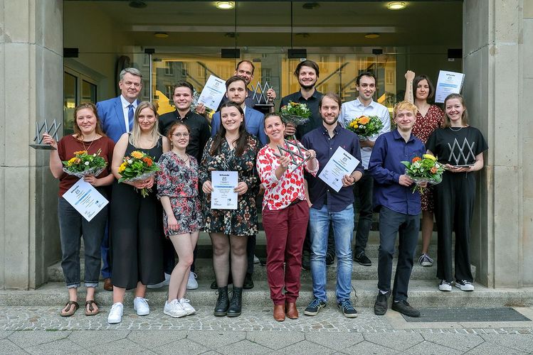 Auf dem Bild sind die Preisträgerinnen des Journalistennachwuchs-Preises Sachsen-Anhalt zu sehen.