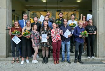 Auf dem Bild sind die Preisträgerinnen des Journalistennachwuchs-Preises Sachsen-Anhalt zu sehen.