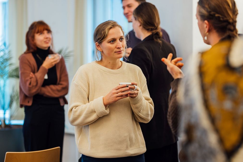 zur Vergrößerungsansicht des Bildes: Menschen unterhalten sich während der Kaffeepause