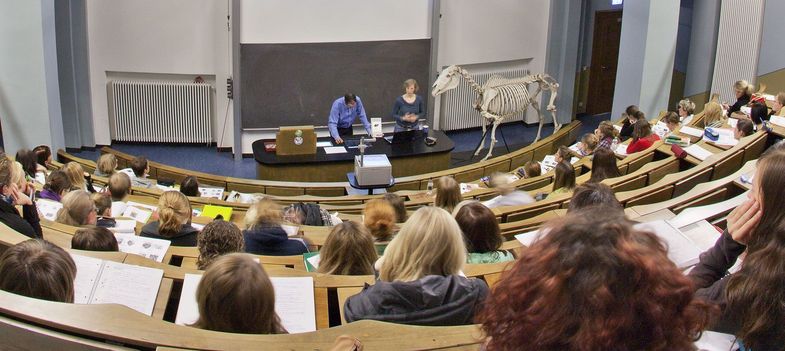 Vorlesung in einem Hörsaal auf dem Campus Veterinärmedizin heute.