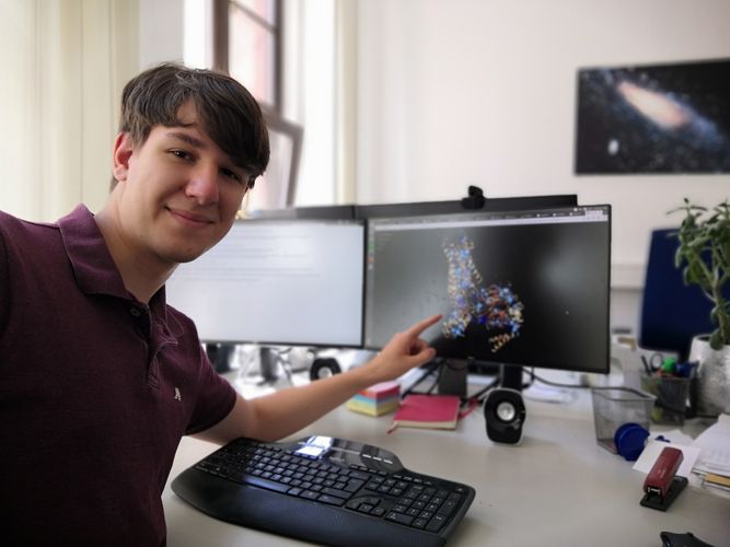 Nikola Ristic zeigt stolz sein programmiertes Webtool.