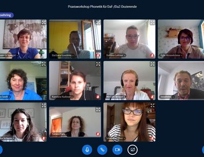 Der Screenshot zeigt die Teilnehmenden des digitalen Workshop. Sie sitzen vor ihren Bildschirmen und blicken in ihre jeweilige Kamera.