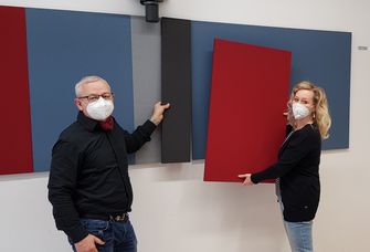 Thomas Häse und Miriam Balzer beim Aufhängen der ersten Wandplatten