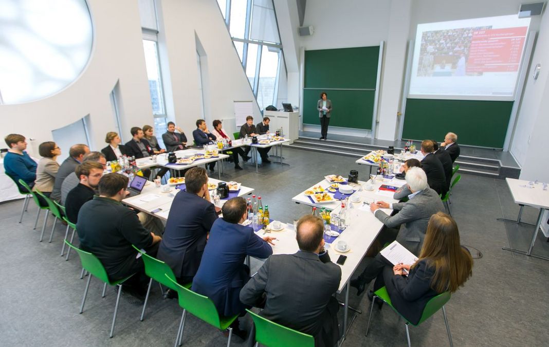 zur Vergrößerungsansicht des Bildes: Die Rektorin Beate Schücking präsentiert in einem der Räume im Paulinum vor Vertretern des BMW-Werks und Beschäftigten unserer Universität.