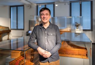 Auf dem Foto ist Stefan Hindtsche, der Leiter des Musikinstrumentenuseums, mit dem ältesten erhaltenen Clavichord der Sammlung zu sehen.