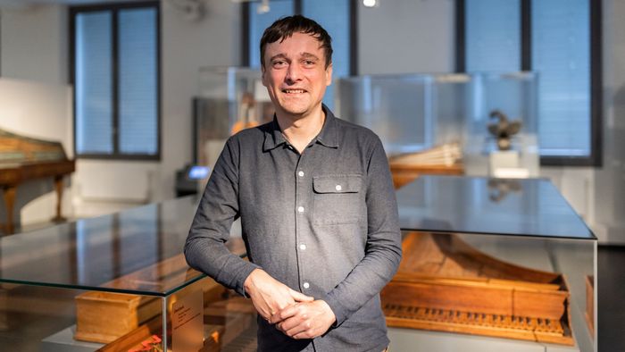 Auf dem Foto ist Stefan Hindtsche, der Leiter des Musikinstrumentenuseums, mit dem ältesten erhaltenen Clavichord der Sammlung zu sehen.