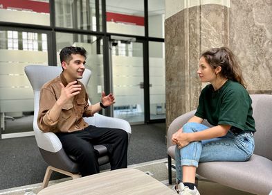 Menschenrechtsaktivist und Student Milad Ahmad Amanzai im Gespräch mit Helen Matthey von der Stabstelle Internationales