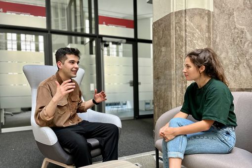 Student Milan talking to Helen Matthey from the International Centre at Leipzig University. Photo: Lina Hörügel