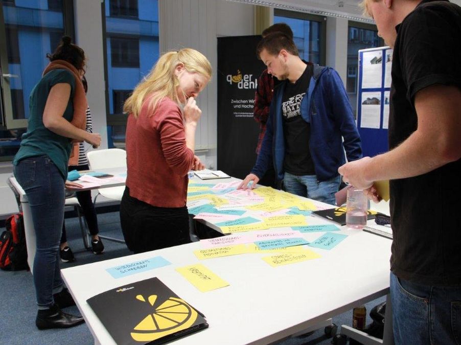 zur Vergrößerungsansicht des Bildes: Studierende bei einem Workshop von Quer Denken