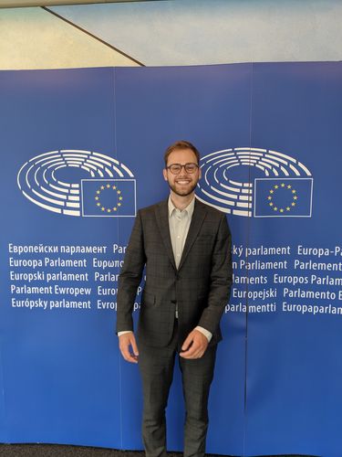 Hier ist der Studierende im Europäischen Parlament zu sehen.