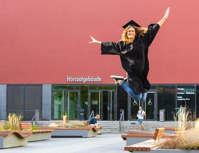 Alumna (Abschluss 2018) Rossitza Ivanova beim Freuden-Luftsprung im Leibnizhof, Foto: Swen Reichhold